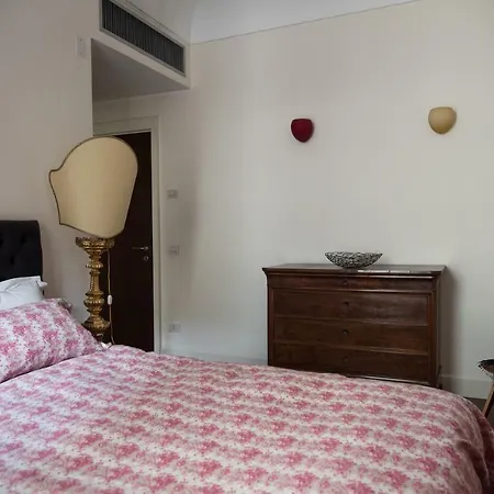 Beautiful Apartment- Duomo District 아파트 *